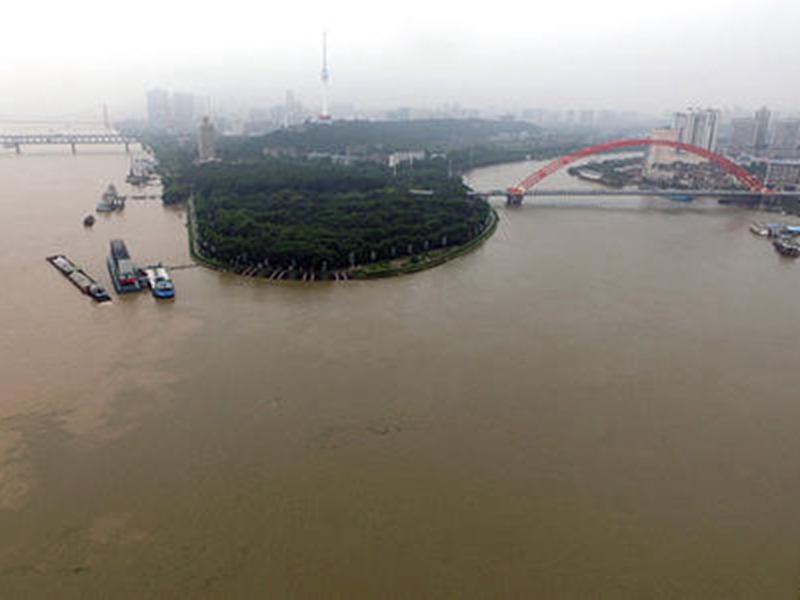 湖北省長江黃石市段暗道污水處理調研，地底暗埋管濃度較高的污水直達長江